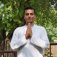 yoga-retreat-guru-niranjan-ji